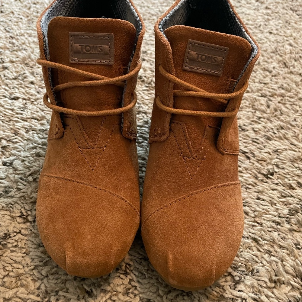 TOMS Tan Suede Lace-Up Boots